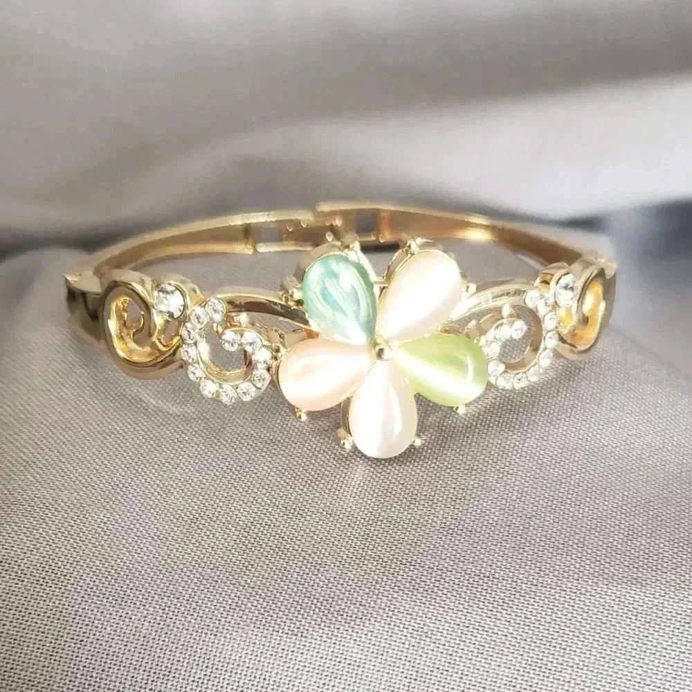 Flower  Crystal Bracelet.‎ Gold tone